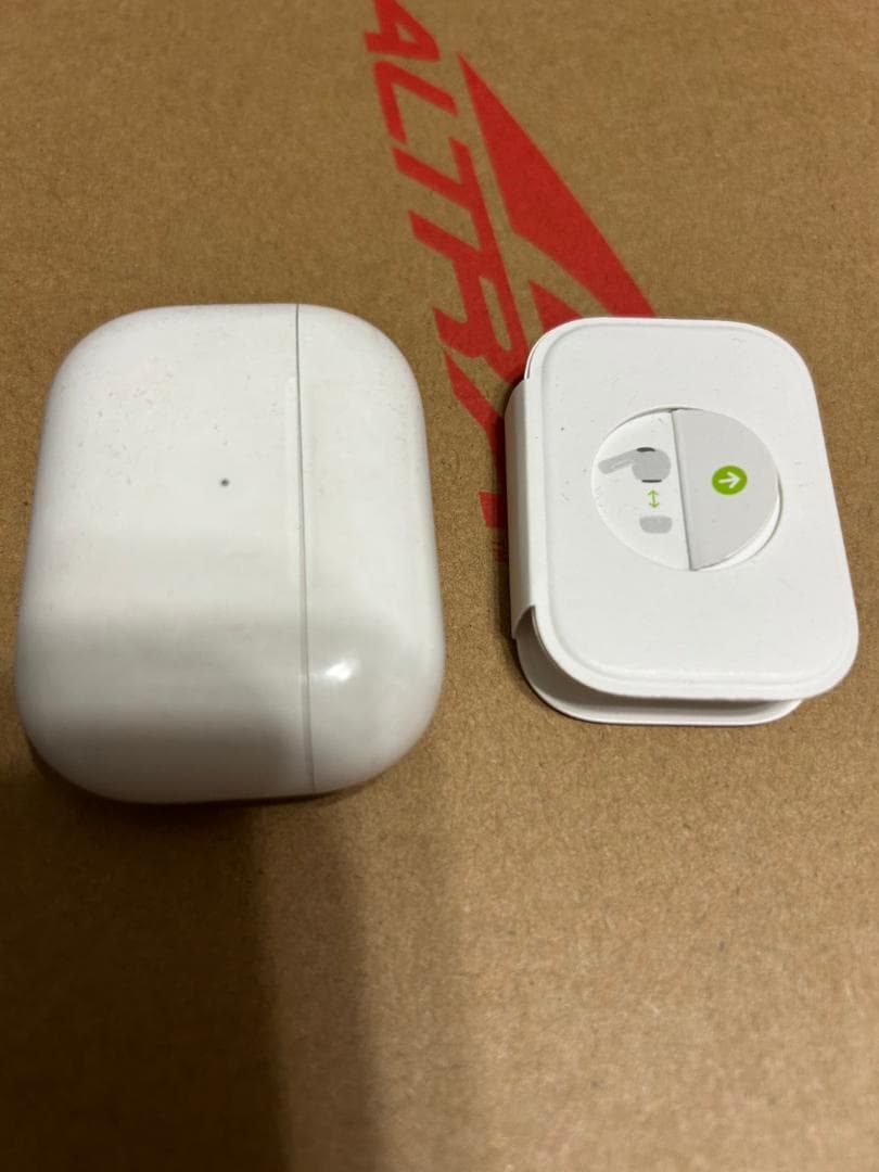 第二世代　エアポッズApple AirPods Proワイヤレス　充電ケース付