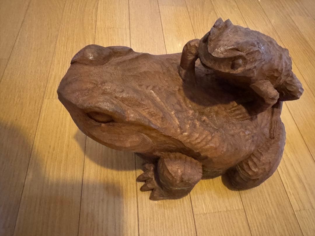 【金運・縁起物】木製カエル彫刻 大小セット