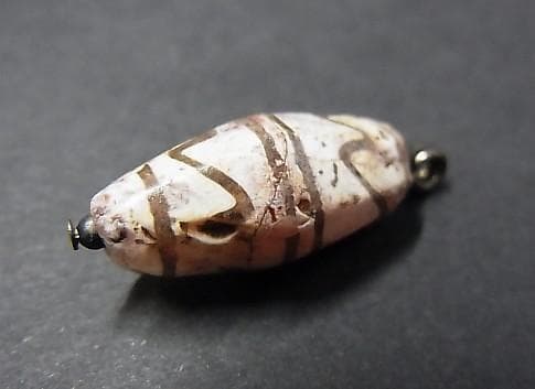 ★G2601★古代ストーンビーズ (A45)クシャン　白い紅玉髄　エッジド