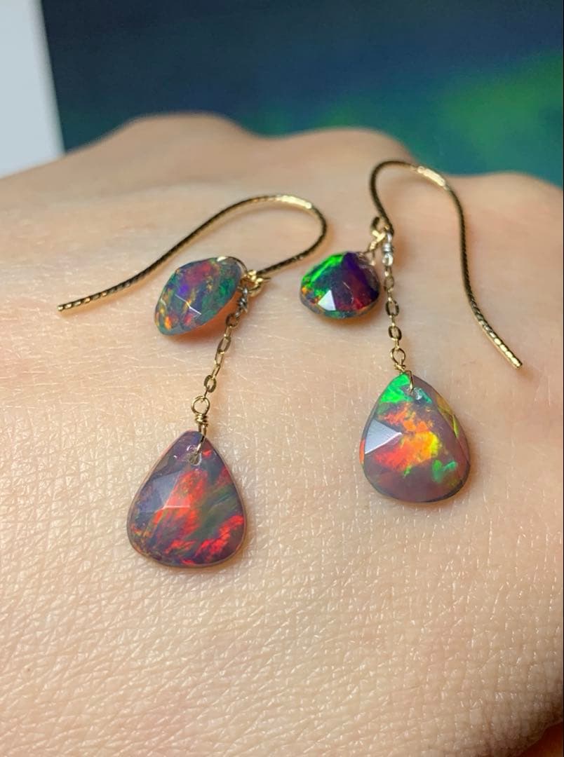 宝石質ブラックカラープレシャスオパール 2種カットK10ロングフックピアス