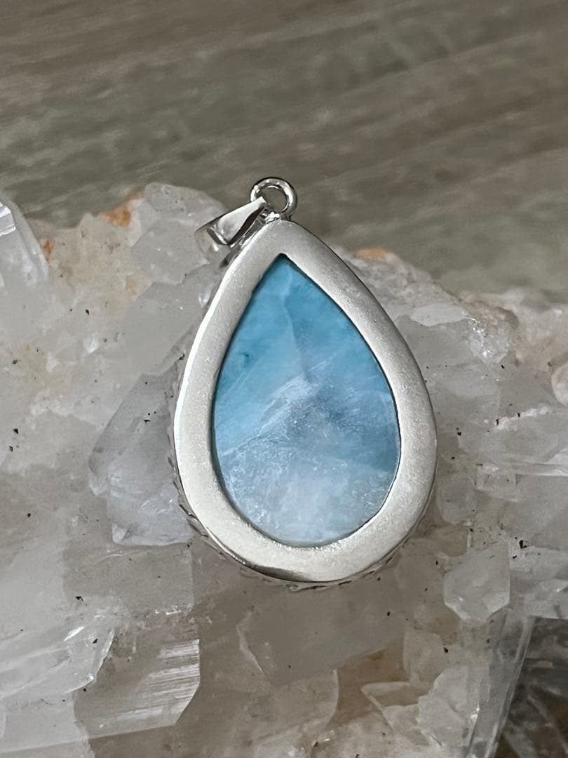 天然石☆高品質！ラリマーしずく型ペンダントトップ☆シルバーワク付き☆模様が美しい