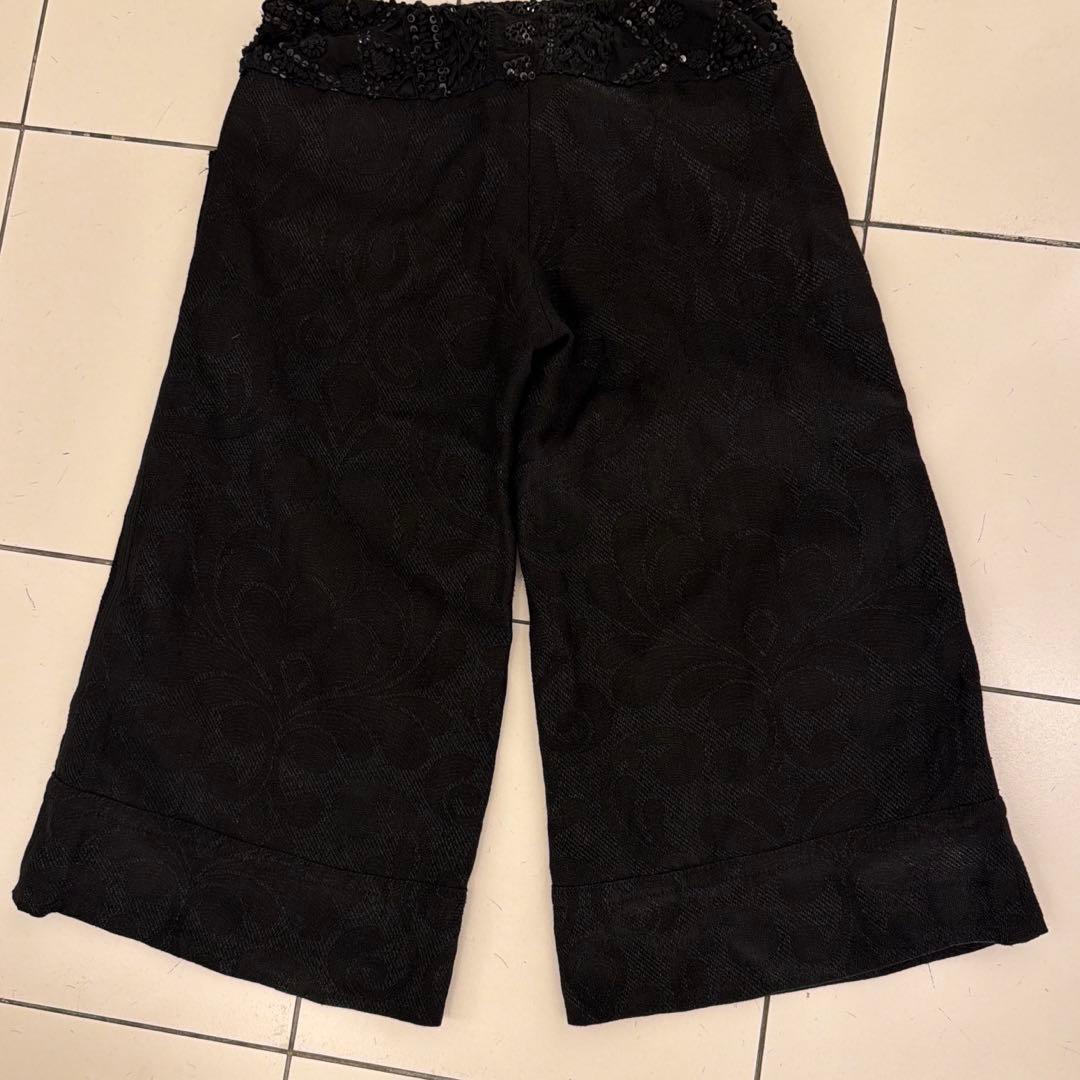 黒い模様入りパンツ ウエストビーズ装飾付き