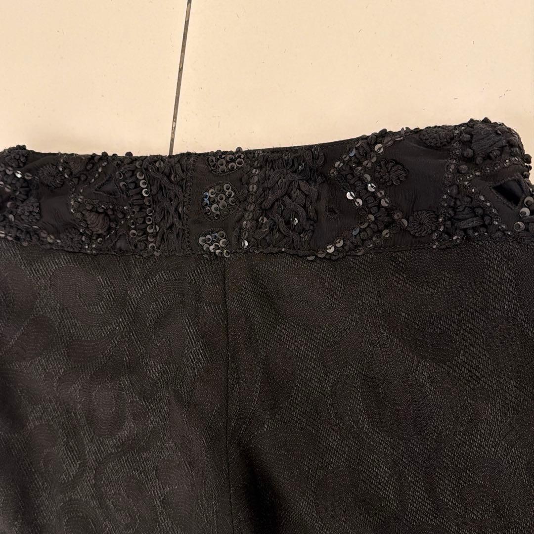 黒い模様入りパンツ ウエストビーズ装飾付き