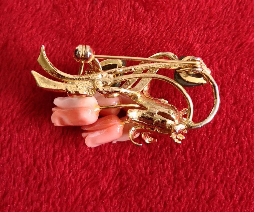 ビンテージ ブローチ 美品 ピンク珊瑚 翡翠 彫刻 チューリップ モチーフ