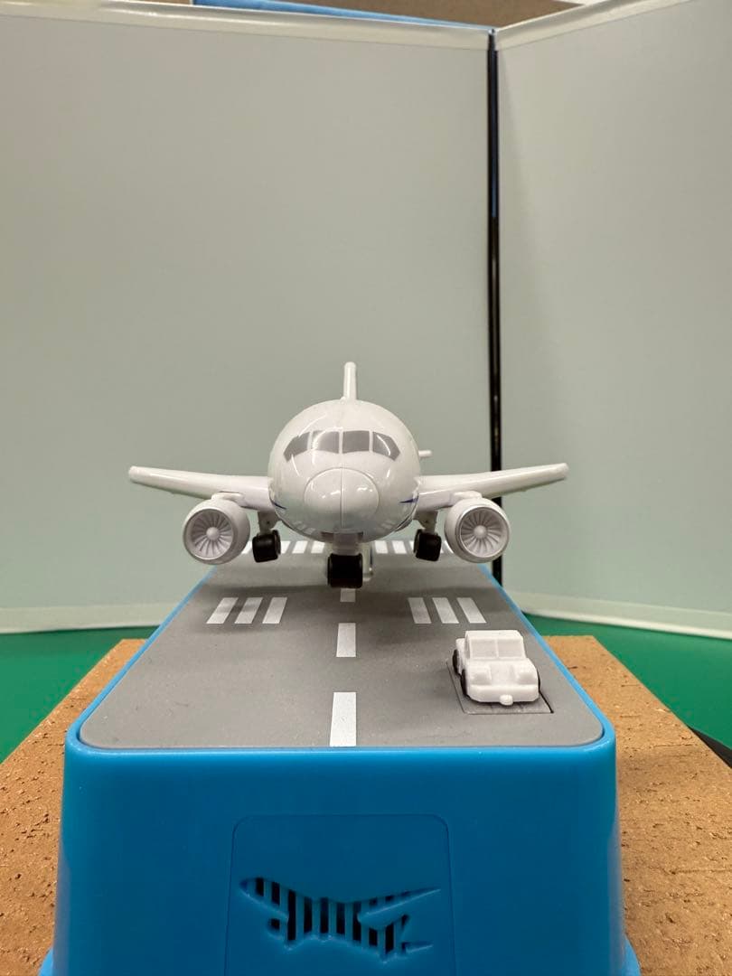 美品新品未開封！希少です。飛行機貯金箱 ANA Ver タイヤの収納が綺麗！