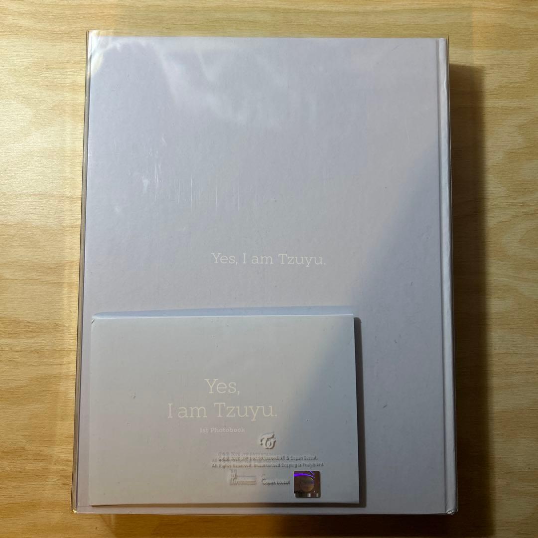 アイドル Yes, I am Tzuyu. 1st Photobook