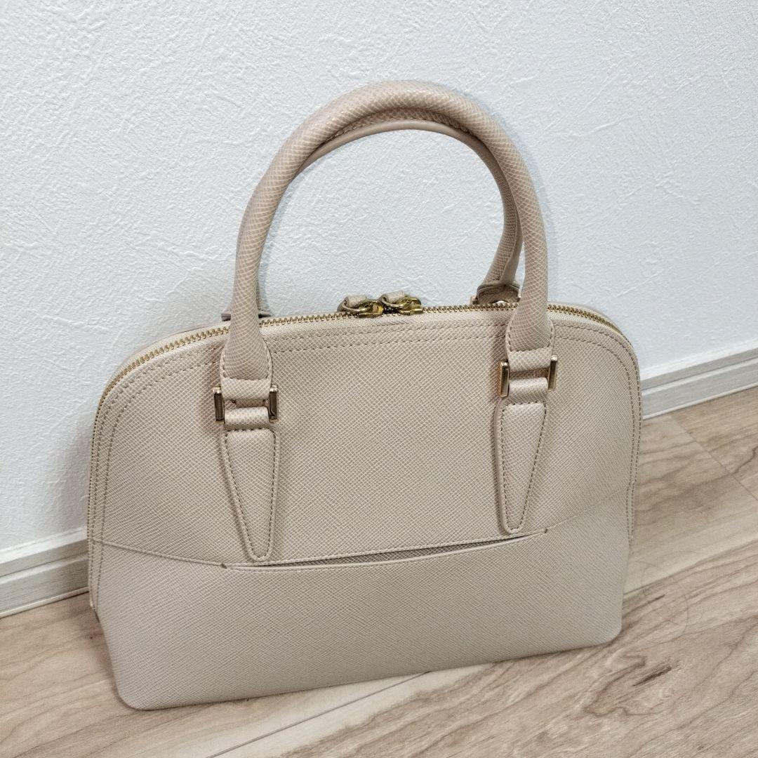 ベージュ　ハンドバッグ　トートバッグ　23区　フォーマルバッグ　ブガッティ型