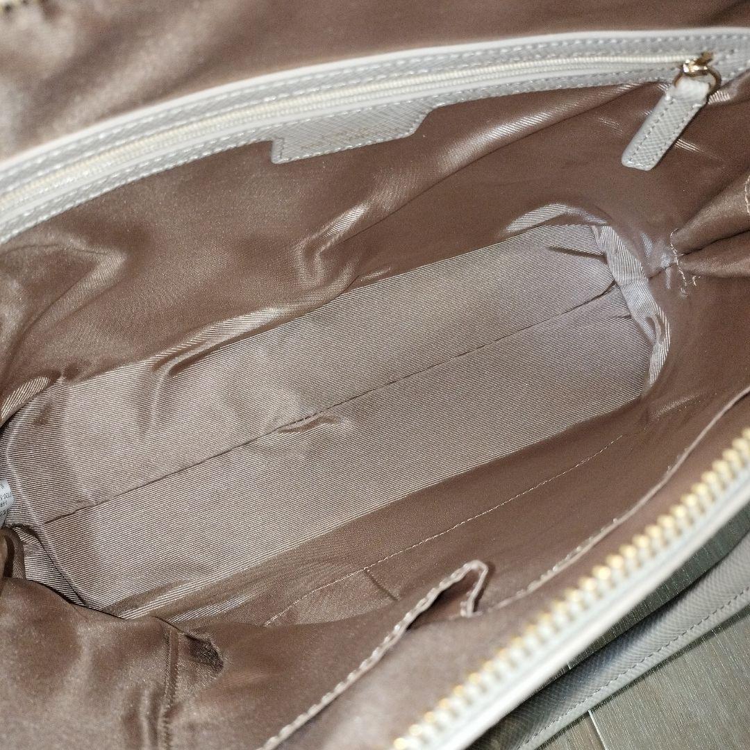 ベージュ　ハンドバッグ　トートバッグ　23区　フォーマルバッグ　ブガッティ型