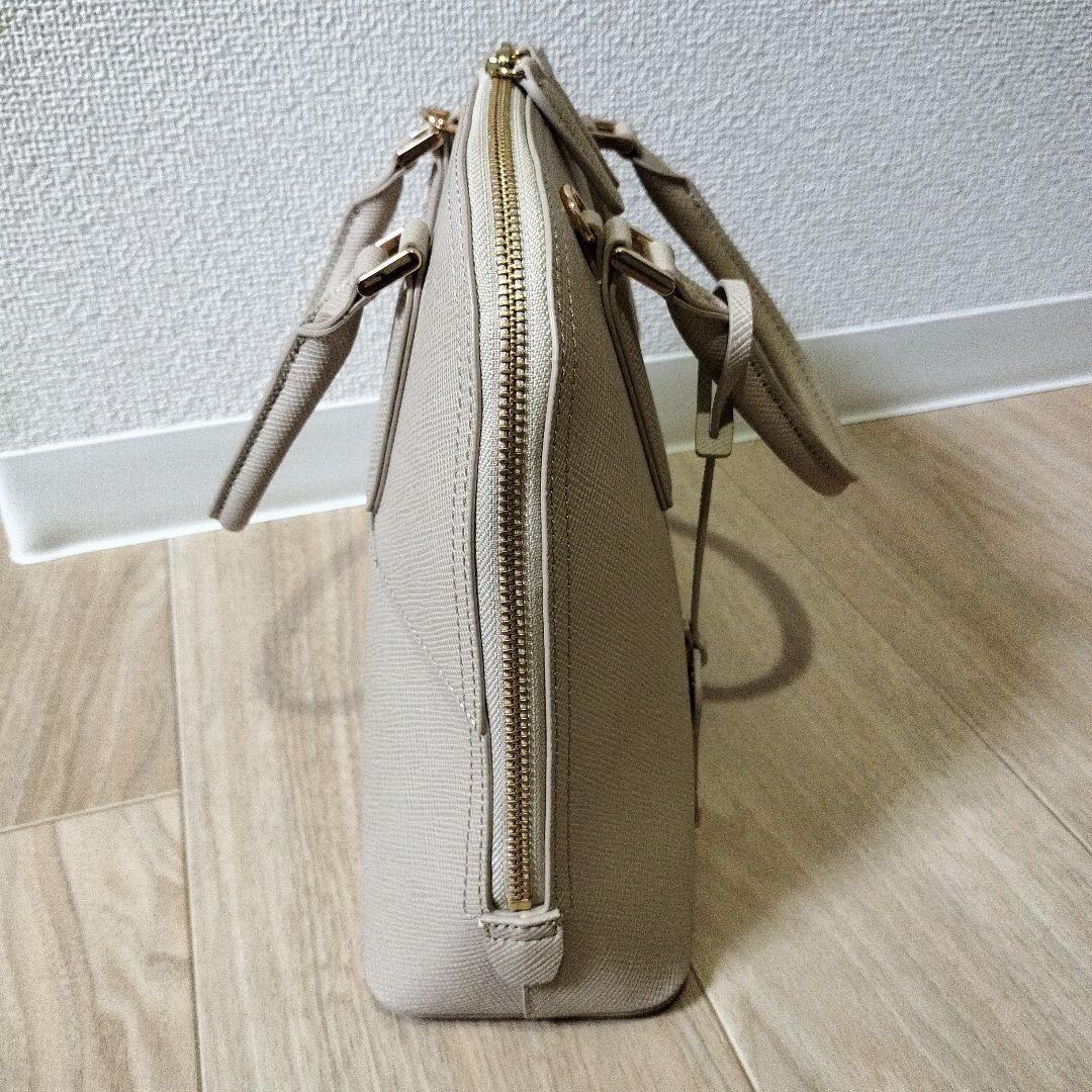 ベージュ　ハンドバッグ　トートバッグ　23区　フォーマルバッグ　ブガッティ型