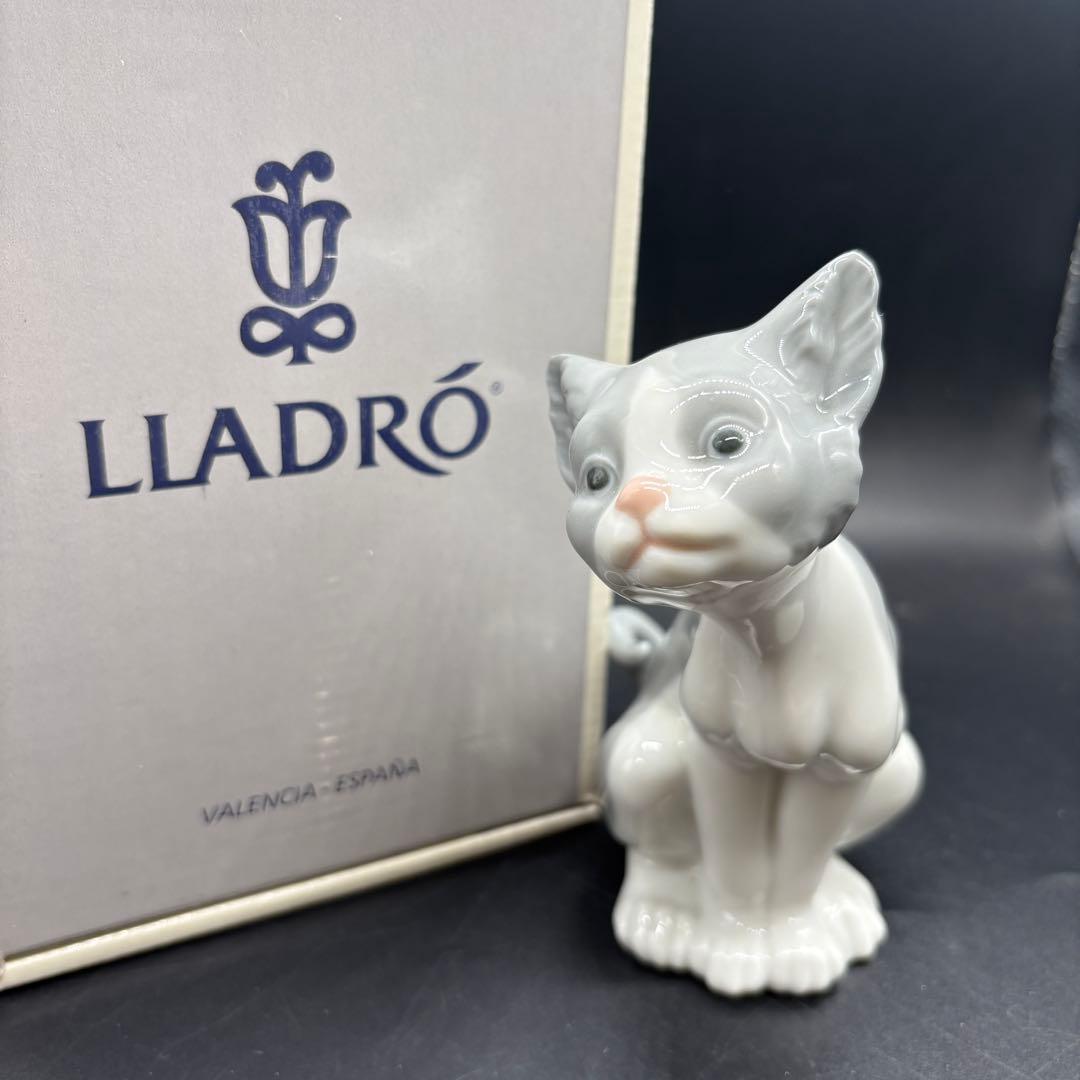 箱付きリヤドロ フィギュリン 置物　ネコ　ごはんをちょうだい　①　no.172