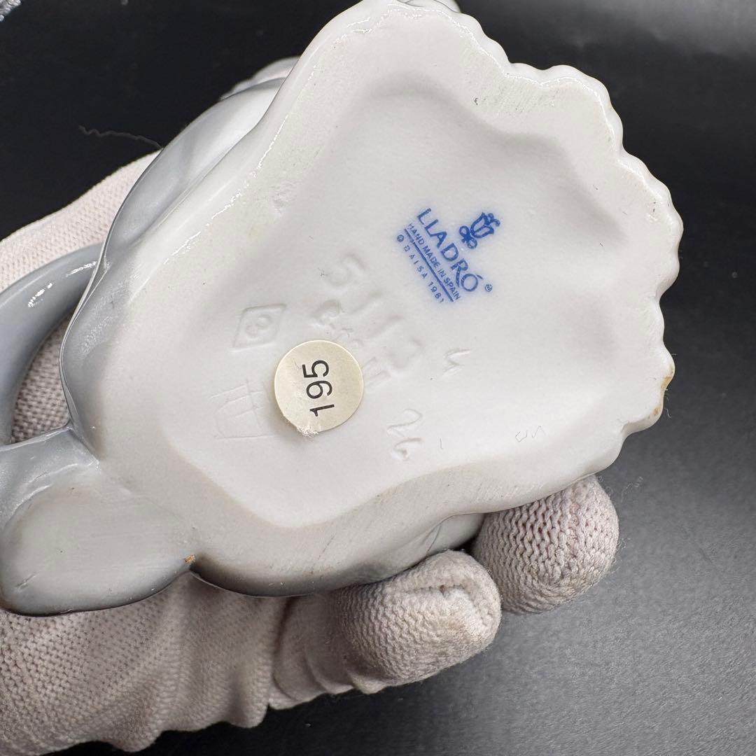 箱付きリヤドロ フィギュリン 置物　ネコ　ごはんをちょうだい　①　no.172