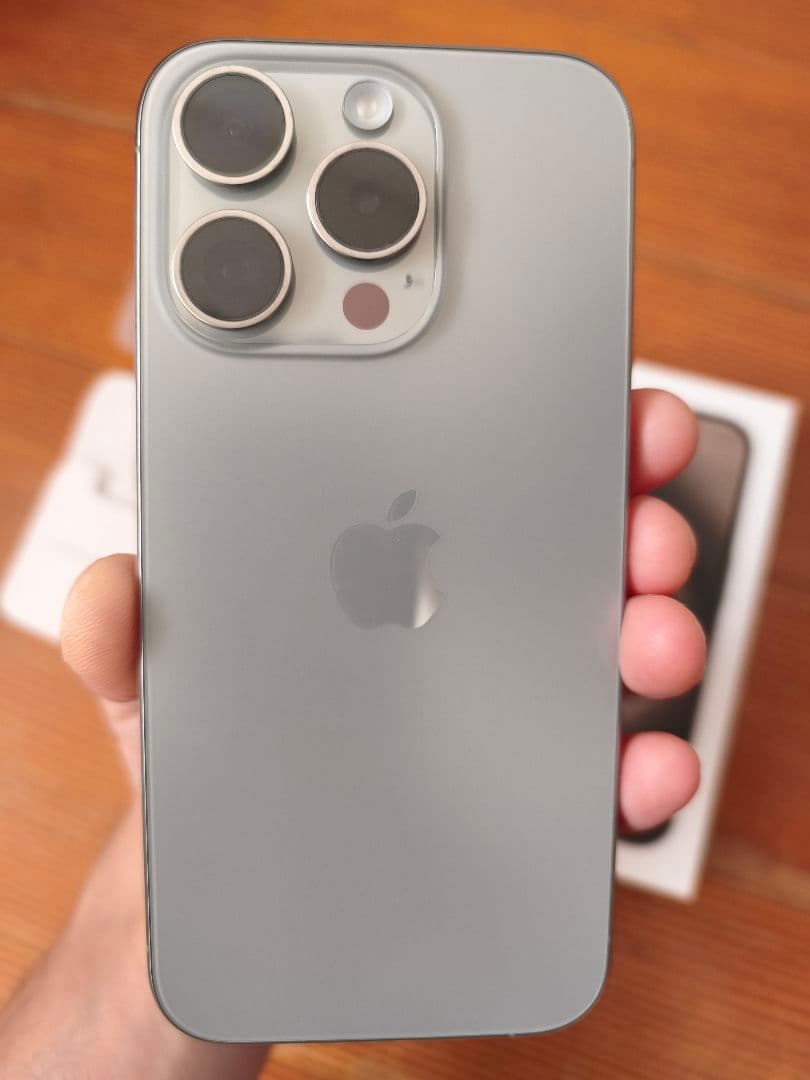 Apple iPhone 15 Pro 本体　おまけ付き