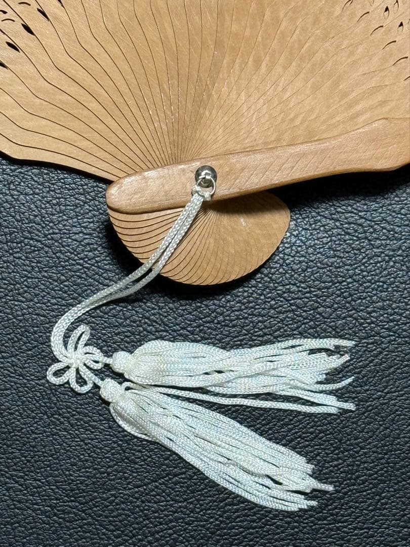 扇子　20.6cm 白檀　透かし彫り　繊細　細工　工芸　着物　和装