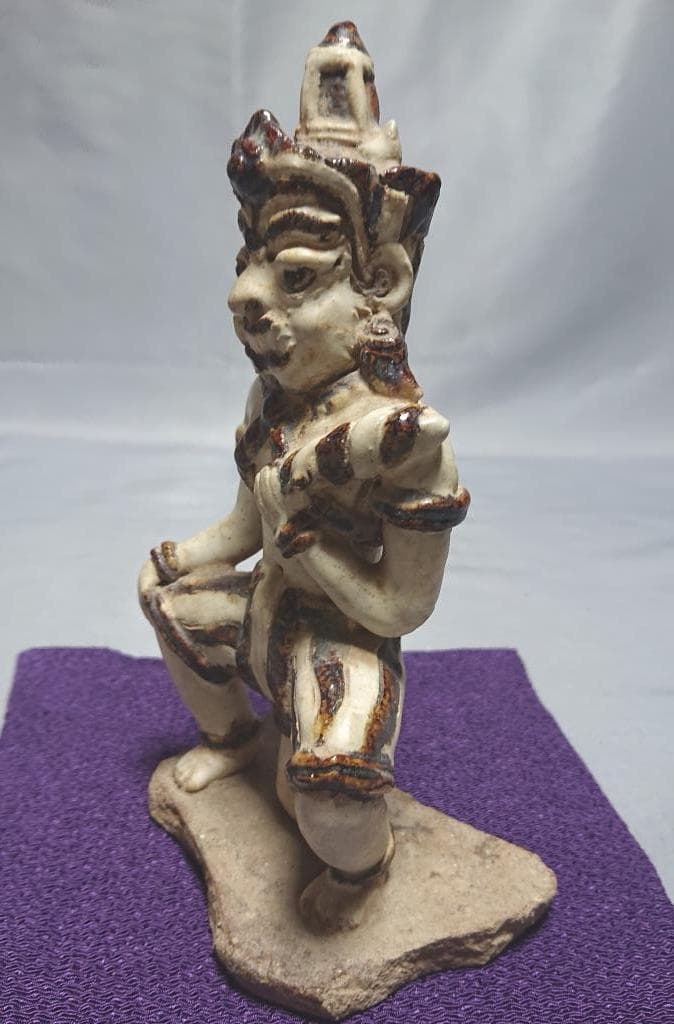 コレクター収集品　タイ　スワンカローク　コウノイ窯　白濁鉄絵武人像