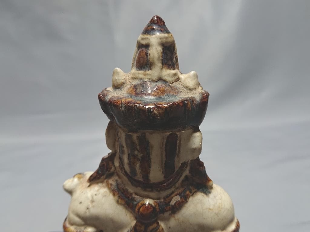 コレクター収集品　タイ　スワンカローク　コウノイ窯　白濁鉄絵武人像