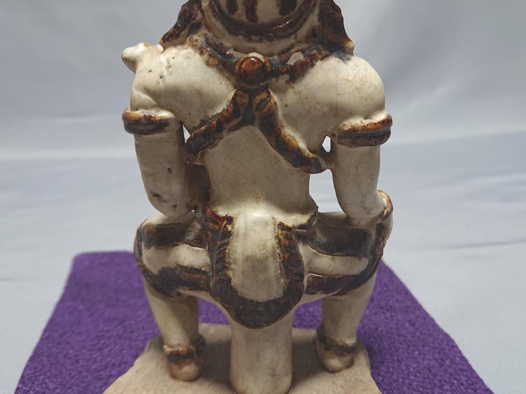 コレクター収集品　タイ　スワンカローク　コウノイ窯　白濁鉄絵武人像