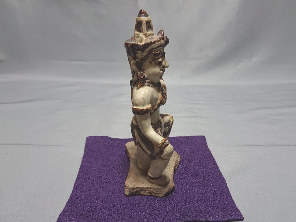 コレクター収集品　タイ　スワンカローク　コウノイ窯　白濁鉄絵武人像