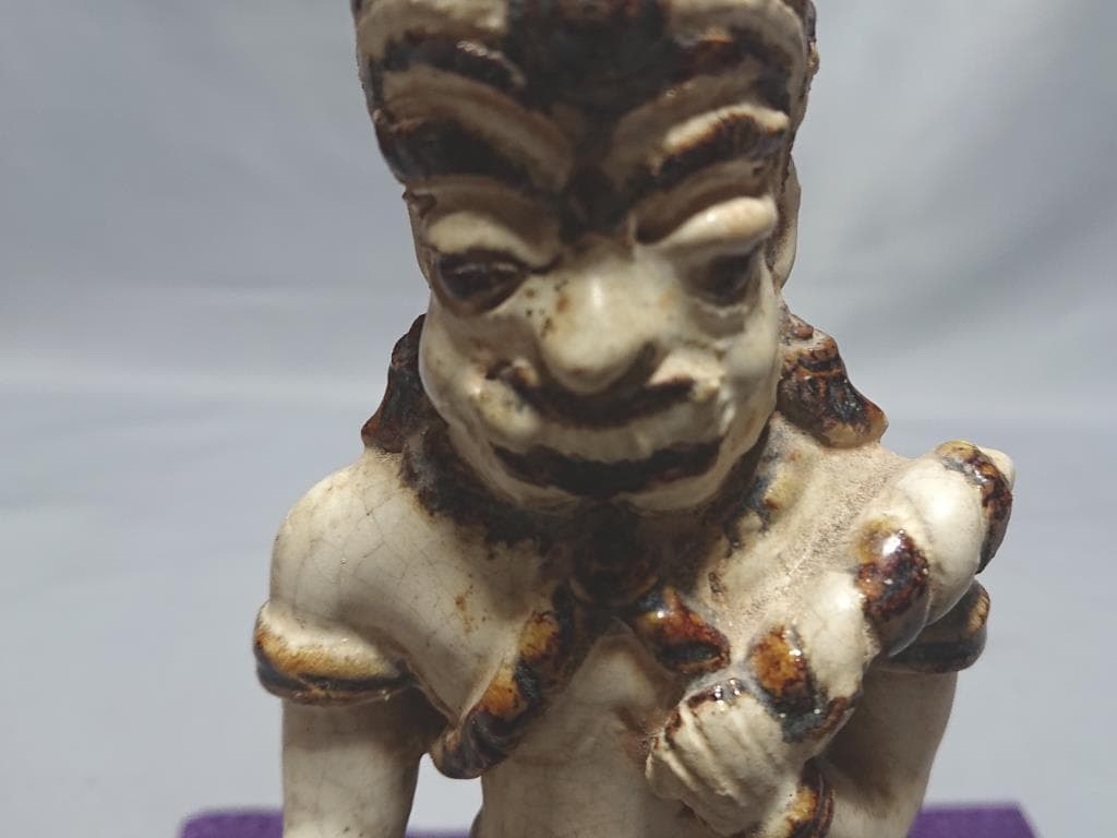 コレクター収集品　タイ　スワンカローク　コウノイ窯　白濁鉄絵武人像