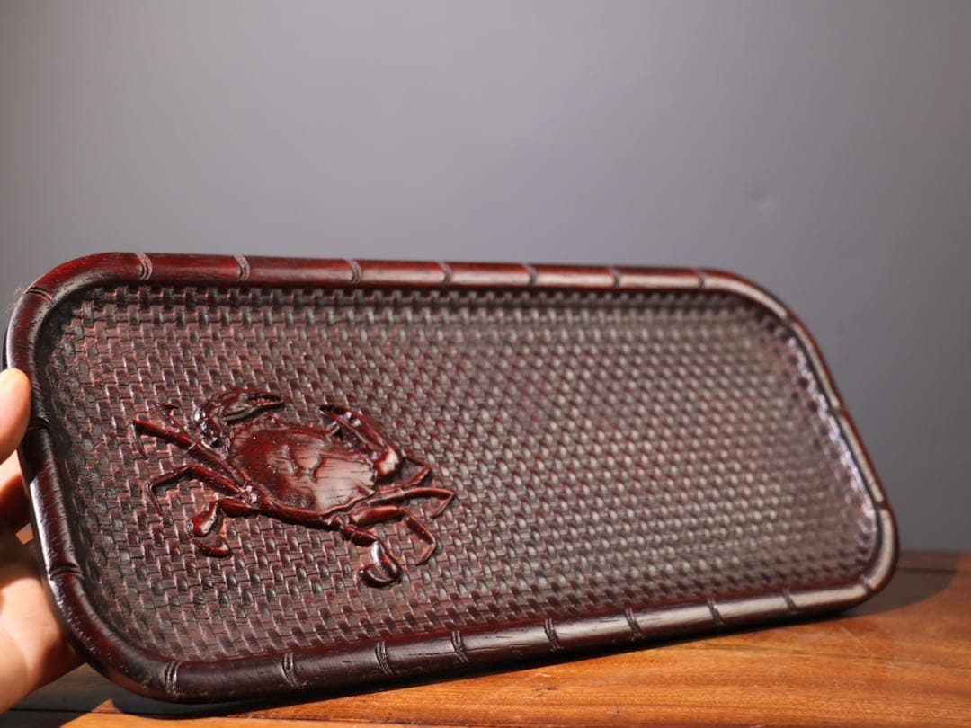 カニ彫刻の木製トレイ　老紫檀木 彫刻