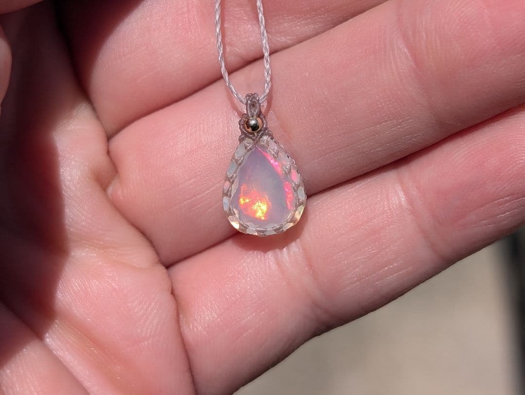 オパールのネックレス