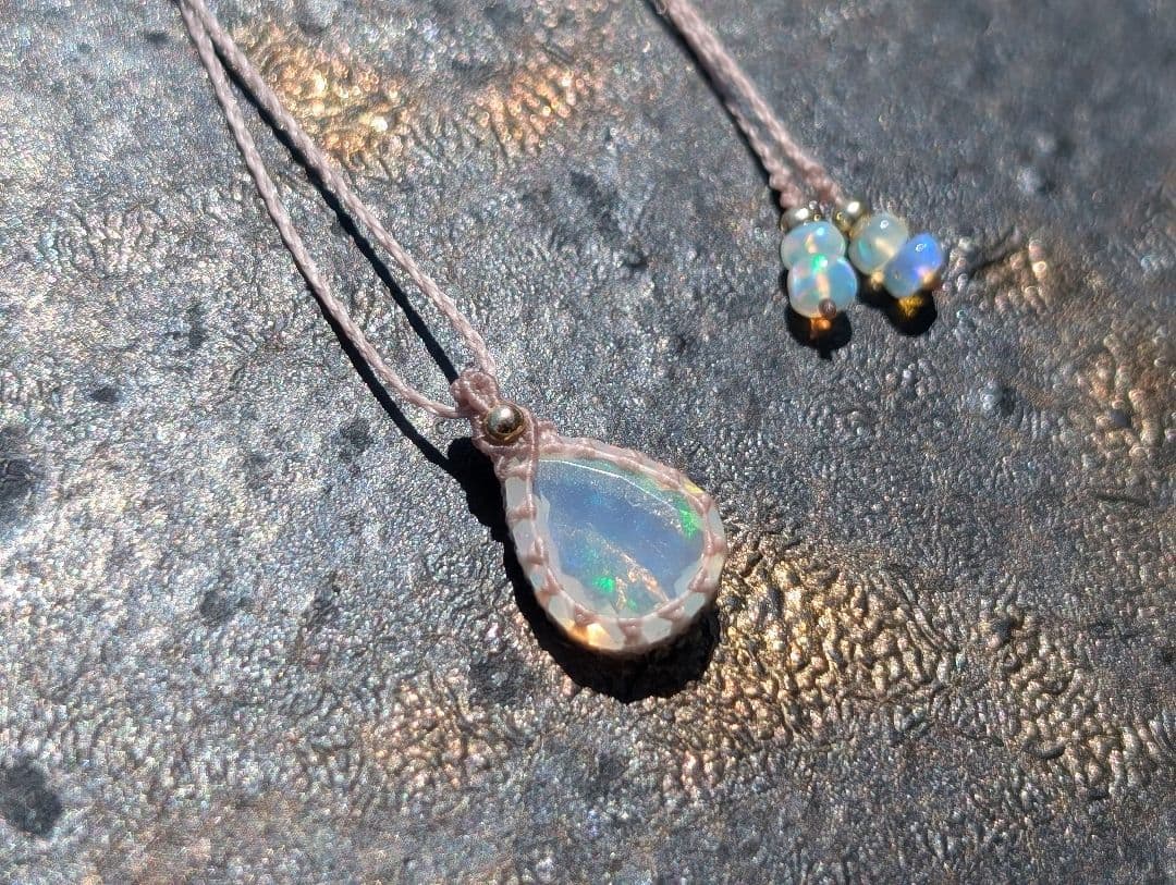 オパールのネックレス