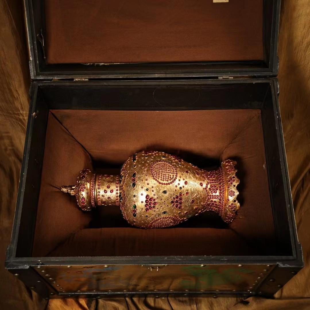 中国古美術・旧蔵鏨刻鎏金の宝石を嵌め花瓶・純銅・箱付き・高浮彫り・置物・文房具