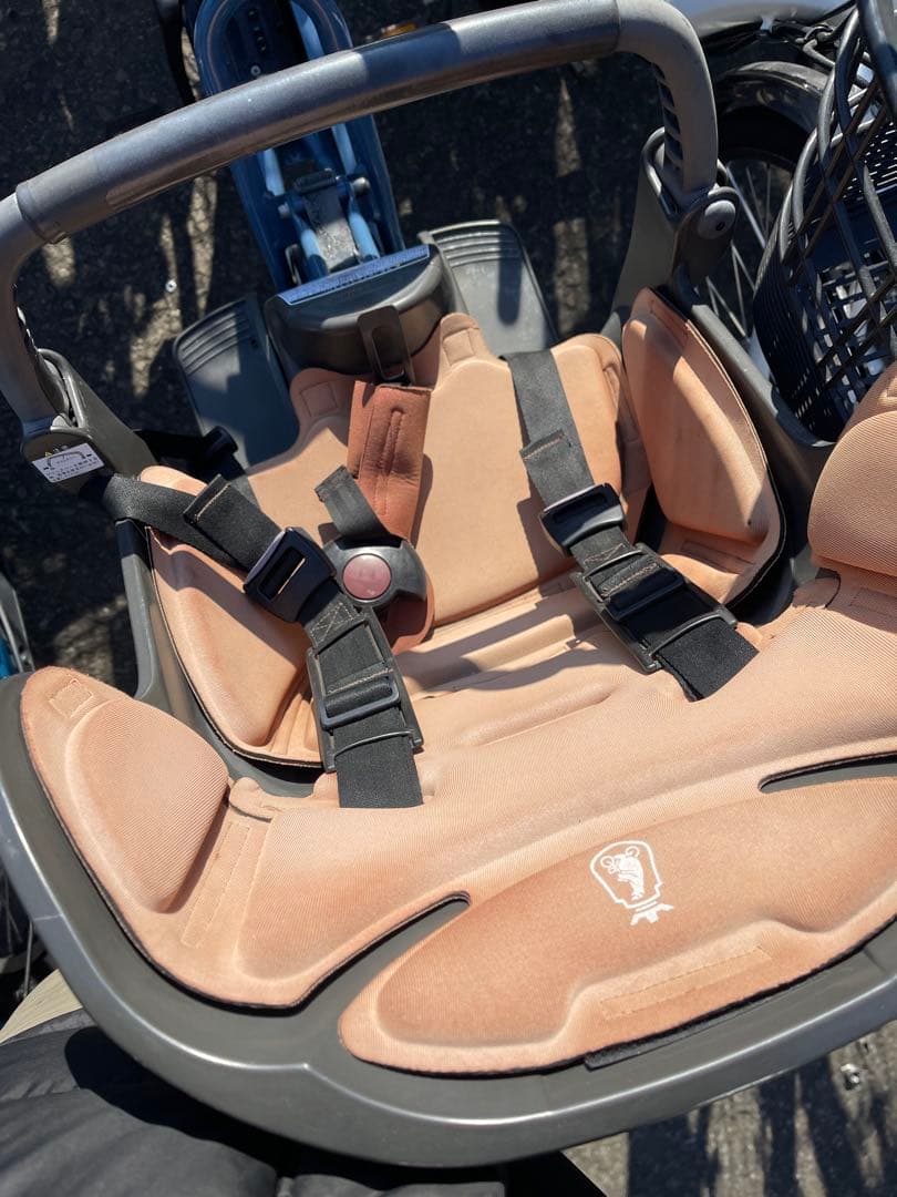 青い電動アシスト自転車 チャイルドシート付き