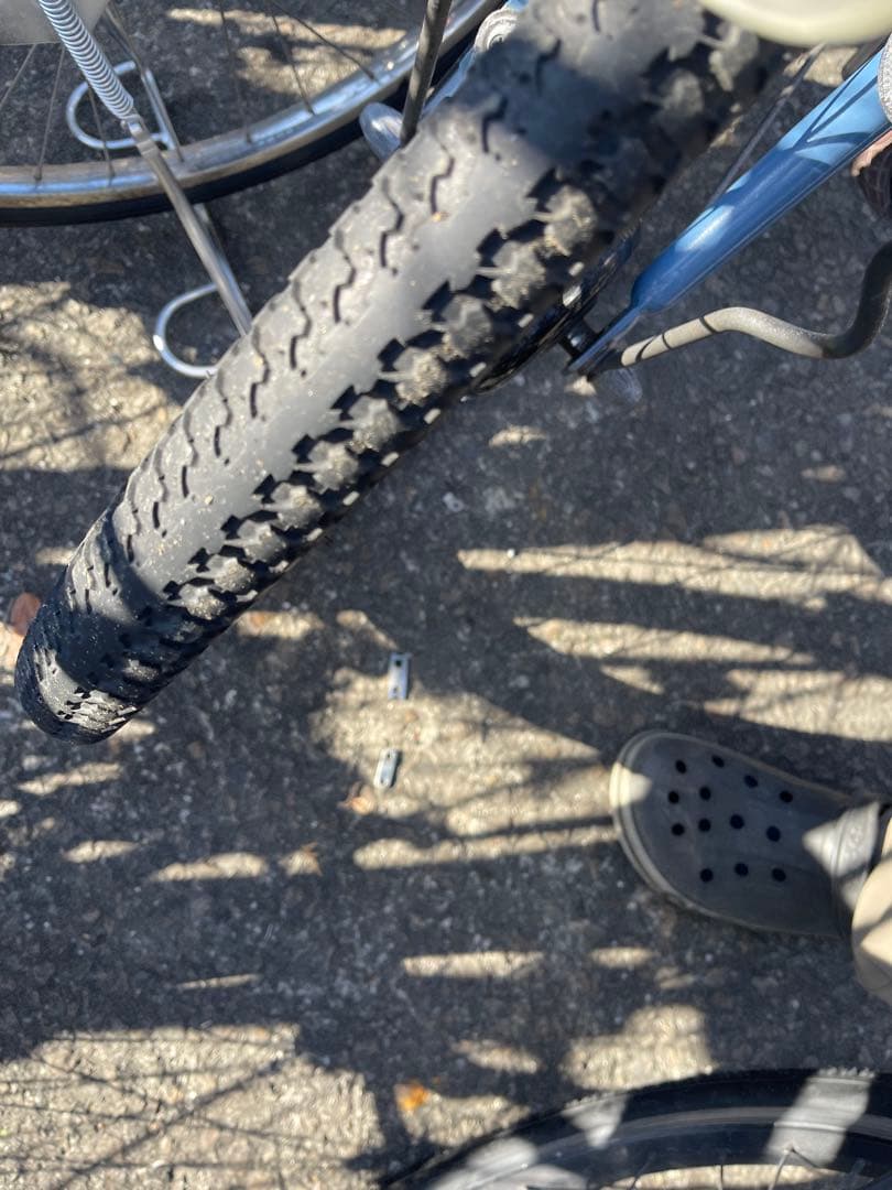 青い電動アシスト自転車 チャイルドシート付き