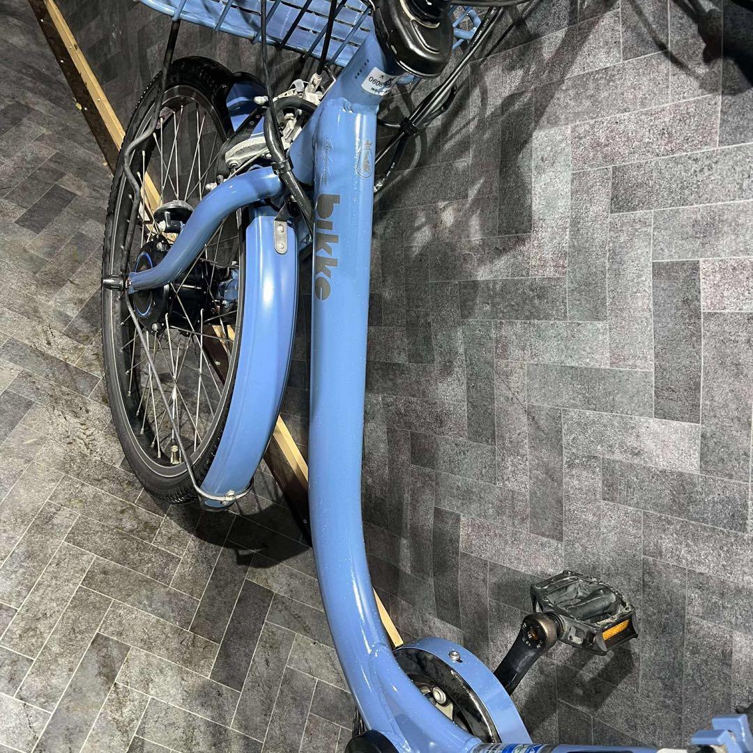 青い電動アシスト自転車 チャイルドシート付き