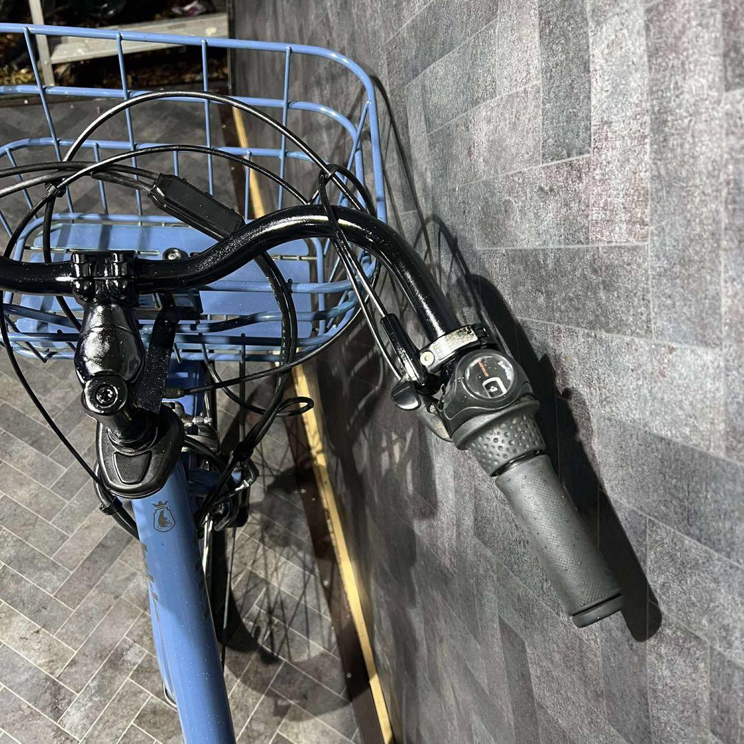 青い電動アシスト自転車 チャイルドシート付き