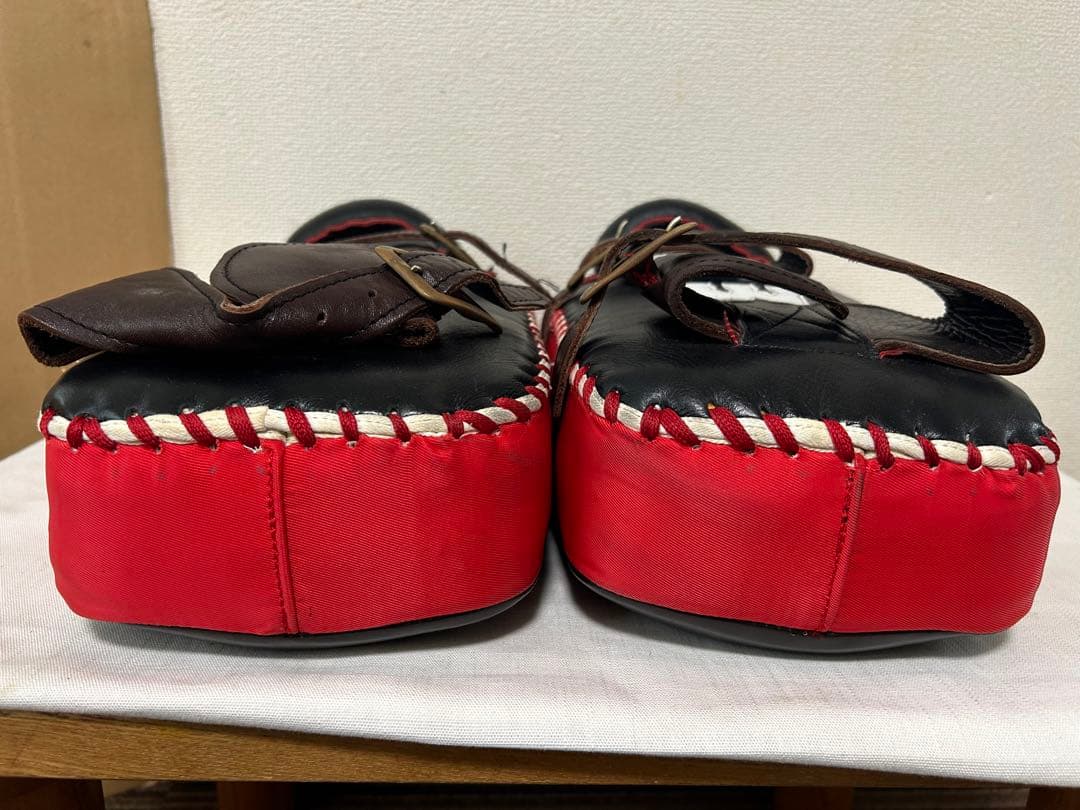 W レザー パンチングミット 黒/赤