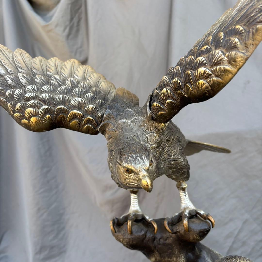 Hy131　鷹の置物　金属製　オブジェ　木製台座付き　刻印あり　インテリア