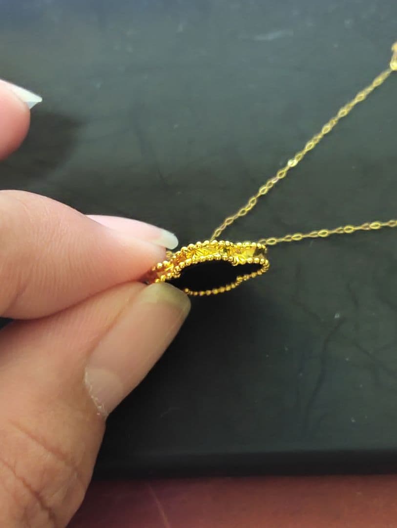 18k サウジアラビアの金。 黒のクローバーペンダントネックレス