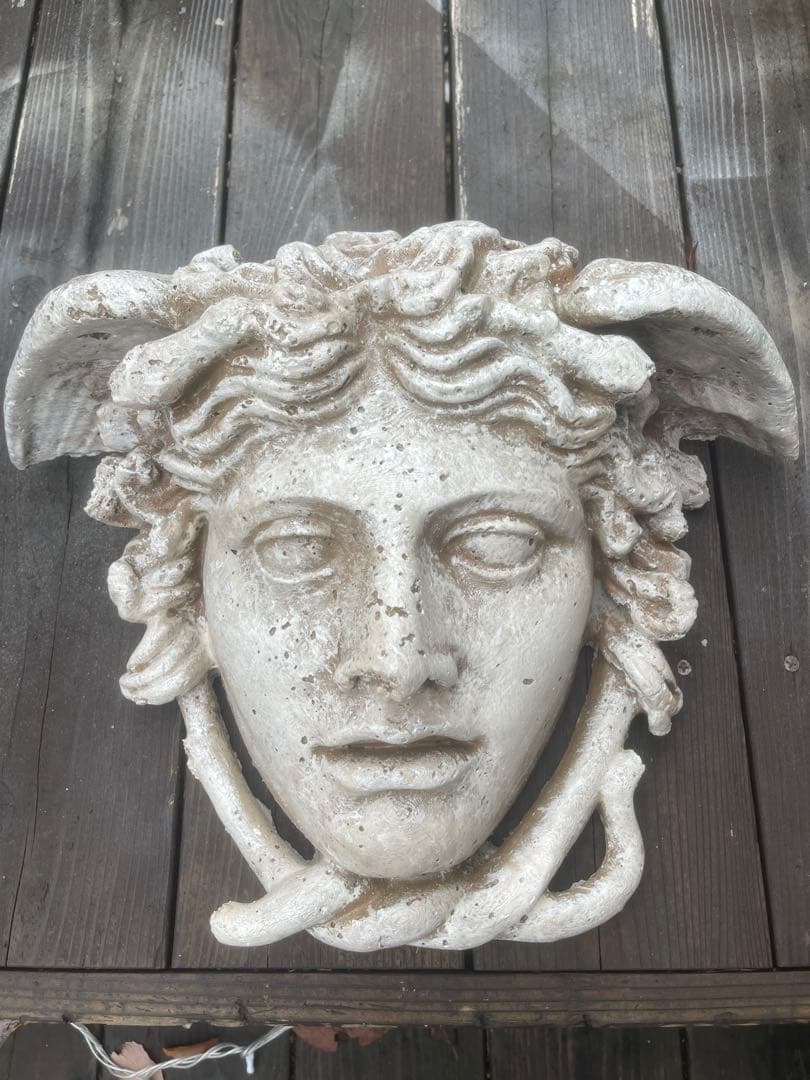 像メデューサ 高さ34сm・ゴルゴンの頭 壁掛 材質: コンクリート