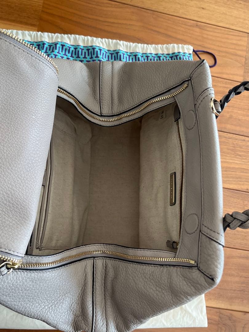 トリバーチ グレー レザー トートバッグ ショルダーストラップ付き