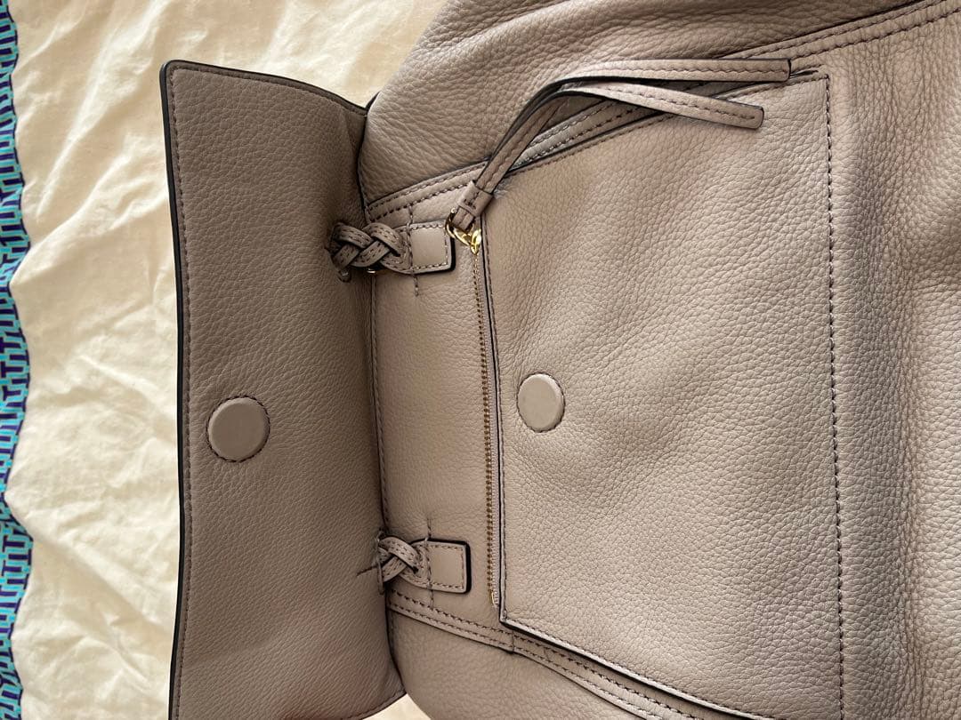 トリバーチ グレー レザー トートバッグ ショルダーストラップ付き