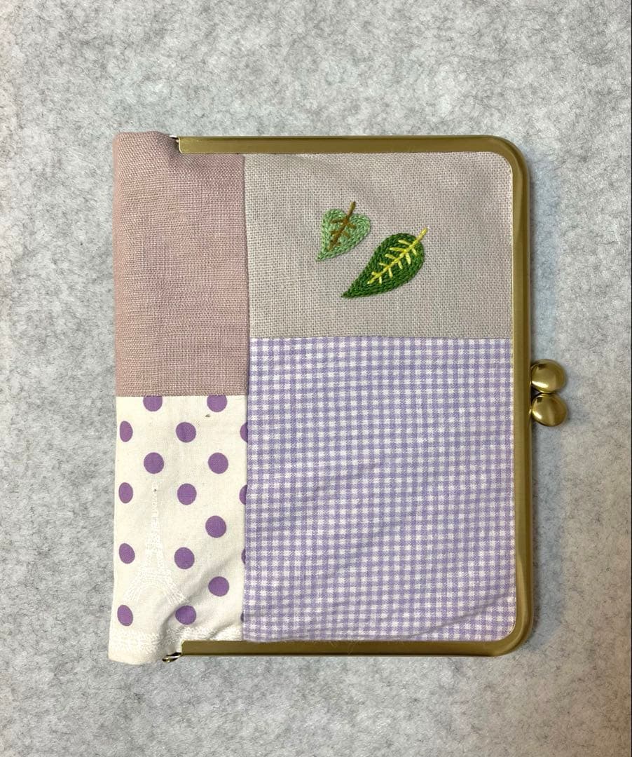 ハンドメイド　手刺繍　ファスナーポーチ☆ゆりです