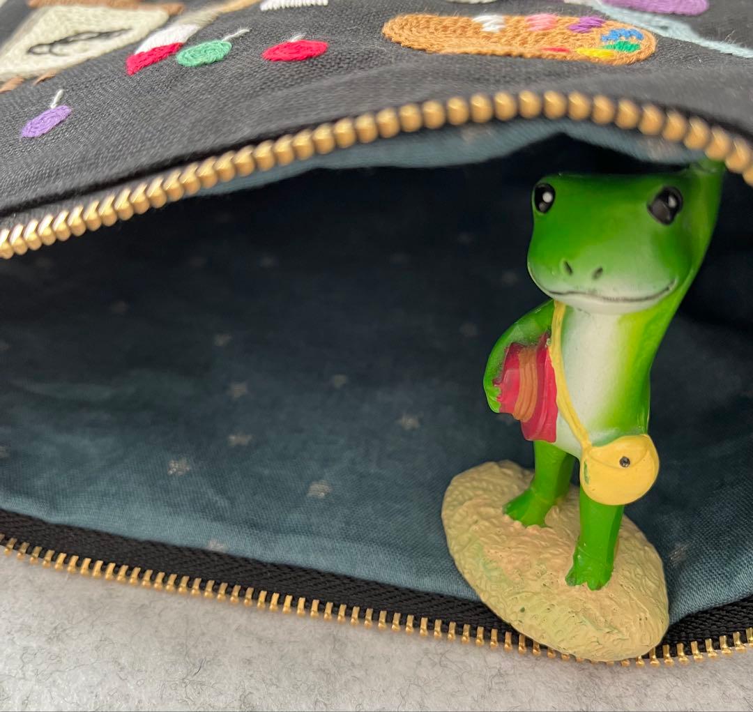 ハンドメイド　手刺繍　ファスナーポーチ☆ゆりです