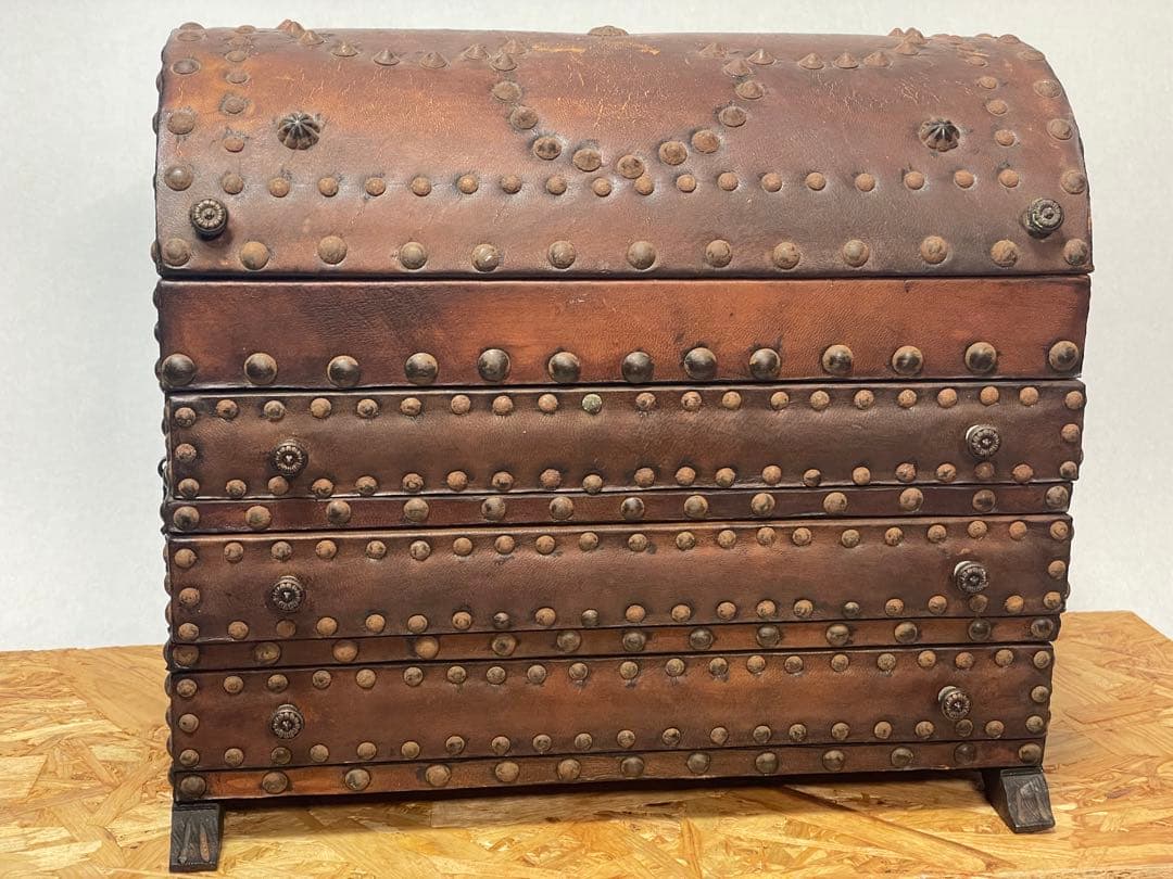 スペイン製、アンティーク宝箱　「難あり」