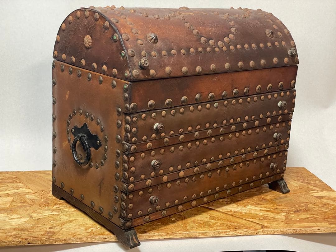 スペイン製、アンティーク宝箱　「難あり」