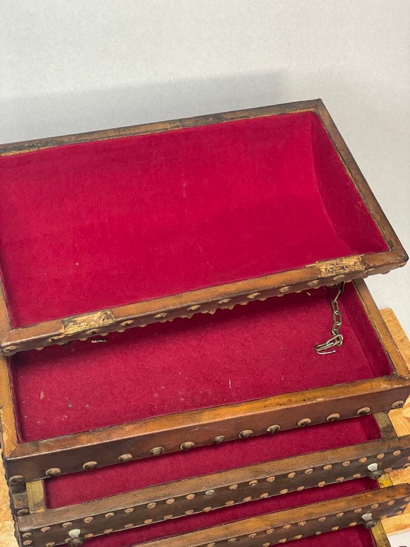 スペイン製、アンティーク宝箱　「難あり」