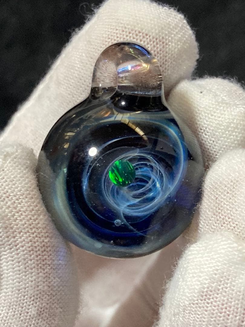 凄く綺麗なグリーンのオパールの入った宇宙ガラス。