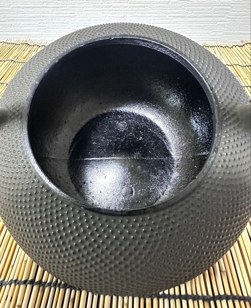 未使用、付属品付 南部盛栄堂販売 南部秀山 佐藤 勝弘作 １５型アラレ 鉄瓶