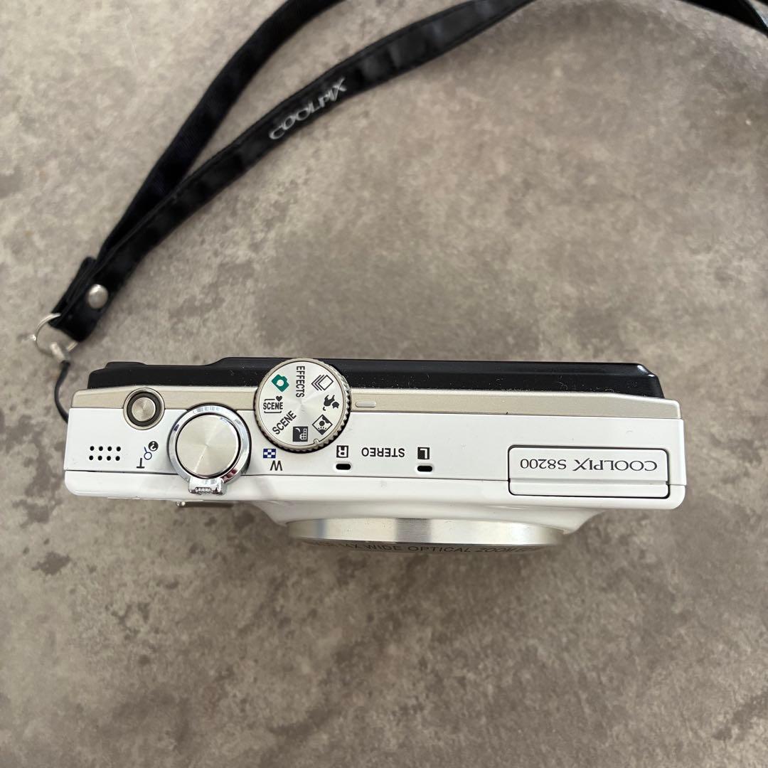 NIKON デジカメ　充電器あり　ホワイト