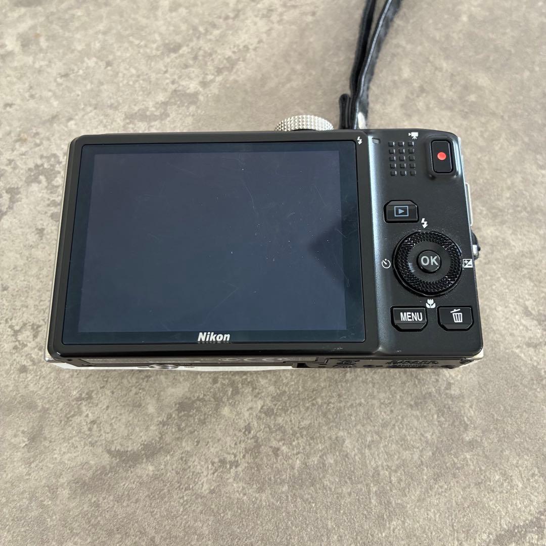 NIKON デジカメ　充電器あり　ホワイト