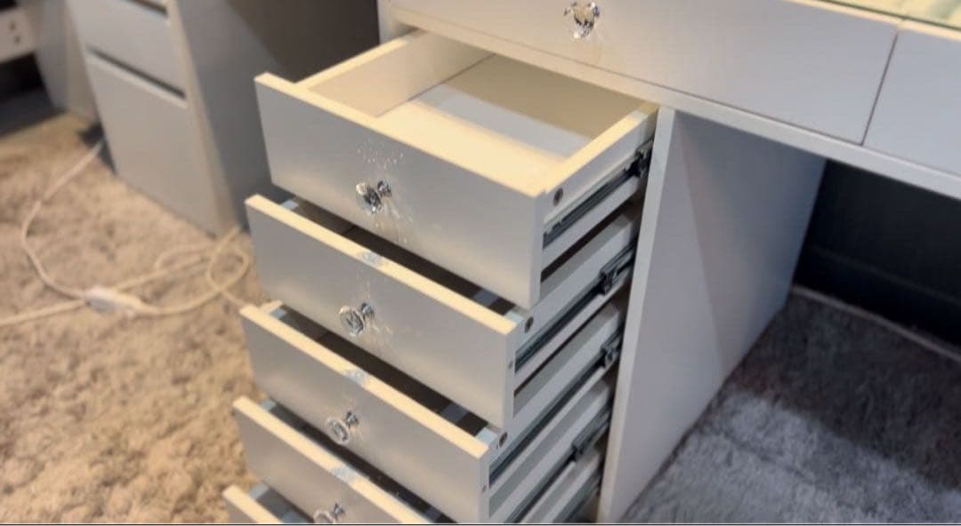 ホワイト 木製 ドレッサー ミラー付き • 在庫は1点のみです。