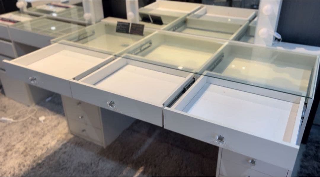 ホワイト 木製 ドレッサー ミラー付き • 在庫は1点のみです。