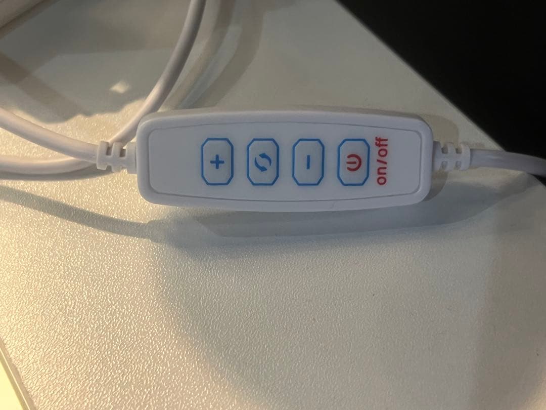 ホワイト 木製 ドレッサー ミラー付き • 在庫は1点のみです。