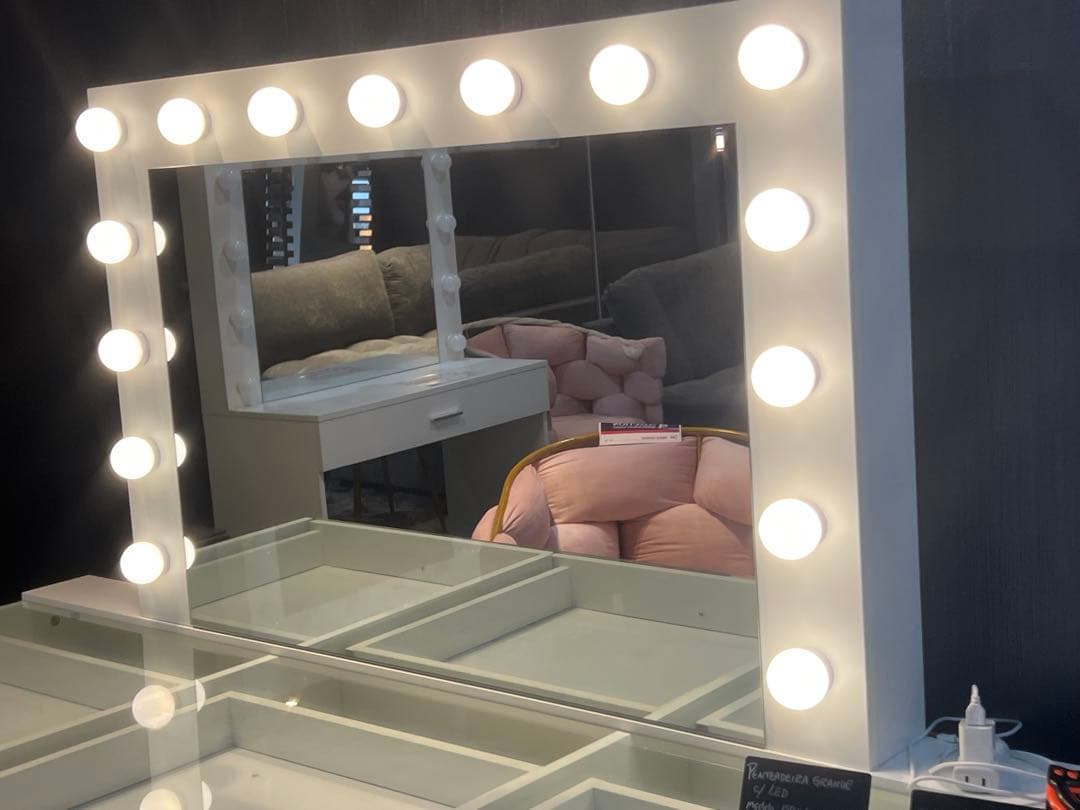 ホワイト 木製 ドレッサー ミラー付き • 在庫は1点のみです。