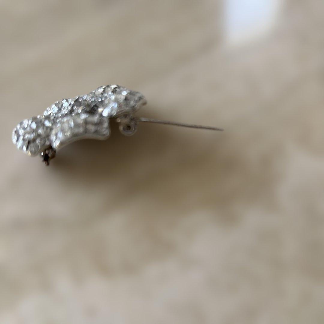 FOXEY 花形ブローチ・クリスタル風装飾